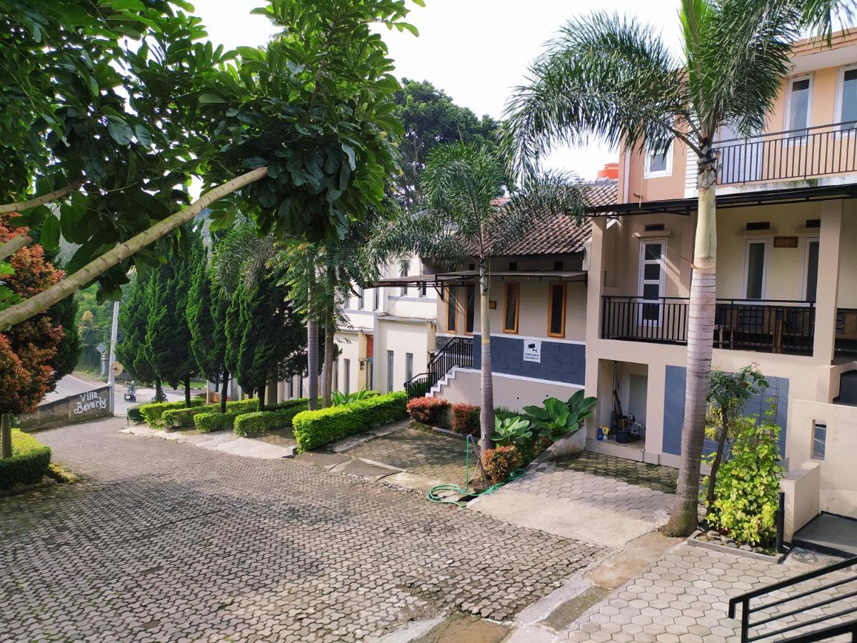 Villa Beverly Lembang Extérieur photo