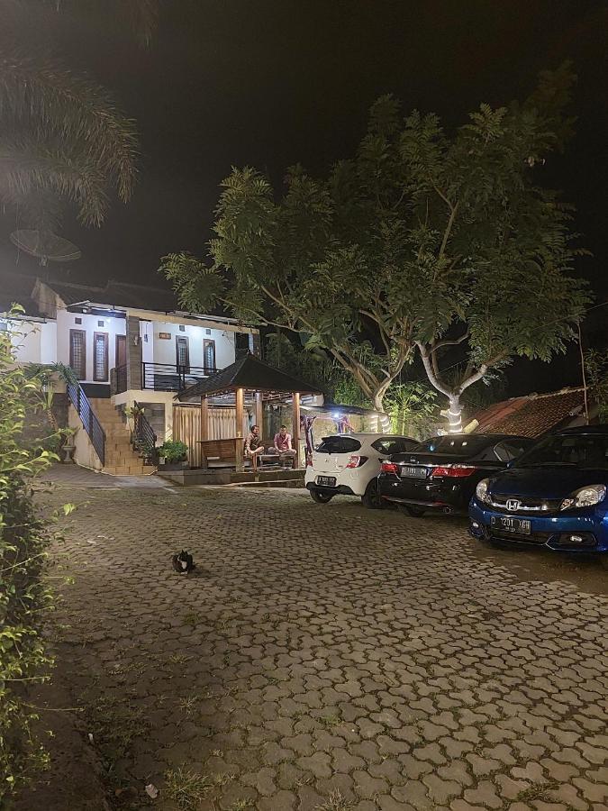 Villa Beverly Lembang Extérieur photo